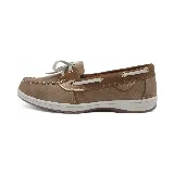 Mocasín marrón con detalles en cuero color caramelo, cordones finos y suela color crema.