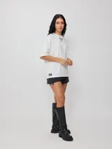 Remera rosa de algodón con corte oversize y estampado frontal.