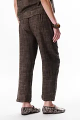 Pantalón de vestir azul con corte recto y bolsillos laterales.