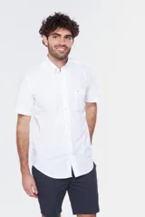 Camisa blanca de manga corta con cuello abotonado, bolsillo en el pecho y logo bordado.