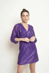 Minivestido violeta con lentejuelas, escote en V y mangas 3/4.