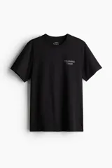 Remera deportiva negra de corte regular, cuello redondo y mangas cortas. Confeccionada en tejido funcional DryMove™ que ayuda a absorber el sudor.
