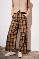 Pantalón de tiro medio, corte recto y pierna ancha, con estampado de cuadros escoceses en tonos marrón, beige y negro.