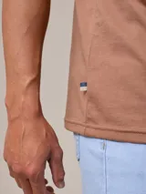 Remera azul marino de algodón con cuello redondo y logo bordado en el pecho.