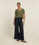 Blusa color beige con escote en pico y mangas cortas tulipán. Confeccionada en tejido de poliéster con efecto airflow (textura arrugada).