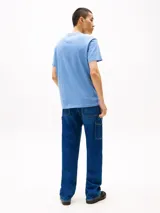 Remera celeste de corte regular con cuello redondo y logo Tommy Jeans estampado en el pecho.