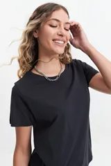 Remera celeste de algodón con cuello redondo y calce regular.