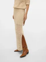 Falda larga color beige, tejida con diseño calado.