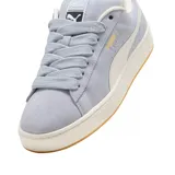 Championes Puma Suede XL, color azul con franja lateral blanca y detalles dorados.