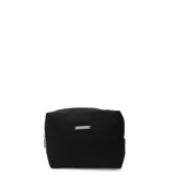 Neceser negro rectangular con cierre superior y logo de la marca N+ en placa metálica plateada.