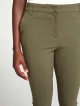Pantalón sastrero color beige, de tiro medio y corte ajustado. Confeccionado en tejido de viscosa, poliamida y elastano.