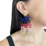 Aros colgantes con forma de coral, hechos a mano con mostacillas blancas, doradas, marrones y verdes.