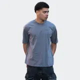 Remera gris de algodón, corte holgado y manga corta.