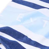 Toalla de playa a rayas horizontales en tonos celeste, azul y blanco.