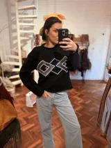 Sweater color crema de tejido de punto con cuello redondo y apliques geométricos metálicos bordados a mano en el frente.