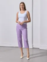 Pantalón capri de gabardina elastizada color lila, con pretina ancha elastizada y bolsillos simulados.