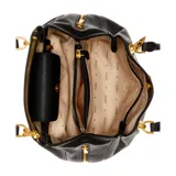 Bolso satchel negro de cuero sintético texturizado, con doble asa de mano y correa bandolera ajustable. Tiene cierre superior con cremallera, interior forrado y herrajes dorados. El frente presenta el logo triangular metálico de Guess y un dije colgante con el logo de la marca.