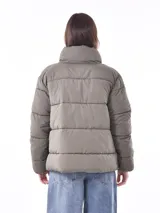 Campera puffer color gris topo, con cuello alto y cierre frontal.