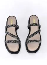 Sandalias negras de cuero con tiras de strass y taco de 3,5 cm.