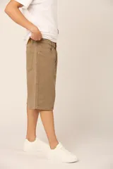 Bermuda color caqui de corte amplio y largo a la rodilla.