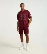 Bermuda deportiva color borgoña, con cintura elástica ajustable con cordón, bolsillos laterales y estampado lateral con la palabra 'Get Over'. Confeccionada con tecnología Dry que facilita la evaporación del sudor.