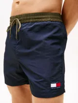 Short de baño azul marino de corte slim, con cintura elástica ajustable con cordón, bolsillos laterales y trasero. Logo de Tommy Hilfiger en la parte inferior.