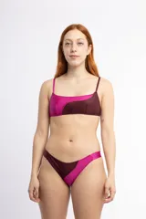 Bombacha de bikini vedetina con lycra doblada en los costados, color fucsia y borgoña.