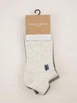 Pack de tres pares de medias de tobillera de algodón color gris claro con puño y talón en gris oscuro. Uno de los pares tiene un logo bordado en azul en el tobillo.