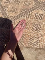 Aros dorados con dije colgante de vidrio color ámbar.