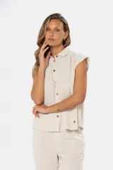 Camisa color beige de lino con botones de madera, cuello clásico y mangas cortas.