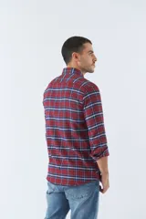 Camisa de viyela roja y azul marino a cuadros, corte slim, con logo bordado, bolsillos con botón y manga larga.