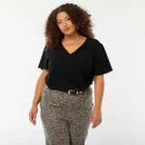 Camiseta negra de punto calado con escote en V y mangas cortas tipo murciélago.