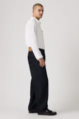 Pantalón de jean azul oscuro, corte amplio, con bolsillos delanteros y traseros.
