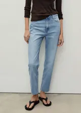 Jeans mom fit de tiro alto, color celeste claro, con cinco bolsillos y cierre frontal con cremallera y botón.