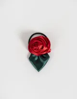 Gomita de pelo elástica con adorno de flor de tela roja y hojas verdes.