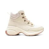 Bota de caña media color beige con cordones y detalles metálicos cobrizos. Plataforma con suela marrón.