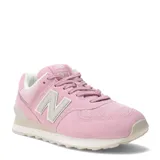 Championes New Balance modelo 574, color rosa pastel, con logo "N" en color beige claro y detalles en gamuza y tejido acanalado. Entresuela blanca y suela exterior beige.