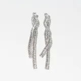 Par de aros colgantes plateados con forma de espiral y apliques de strass.