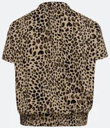 Blusa de crepé color beige con estampado de leopardo, escote en V, manga corta y bajo elástico.