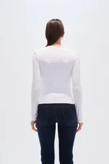 Remera negra de manga larga, corte ajustado y cuello redondo.