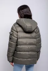 Campera puffer de nylon color terracota, con capucha y dos bolsillos, además de un bolsillo externo en una de las mangas.
