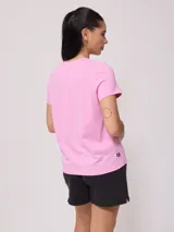 Remera blanca de algodón, corte clásico.