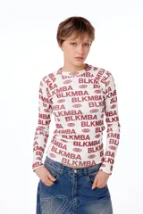 Remera manga larga de morley blanca con estampado BLKMBA a tono color bordó.