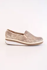 Slip-on deportivos de cuero color marrón con estampado de piel de cocodrilo, suela de goma blanca y plantilla acolchada.