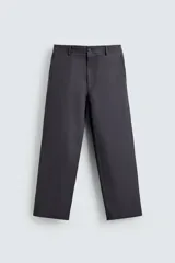 Pantalón de vestir gris oscuro, de corte amplio y largo a la pantorrilla. Confeccionado en lino, con bolsillos laterales y traseros. Cierre frontal con cremallera y botón.