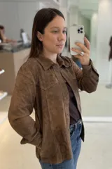 Camisa verde militar de cuero ovino italiano, hecha a mano en Uruguay. Sin forro, con broches en frente y puños, bolsillos a los costados.