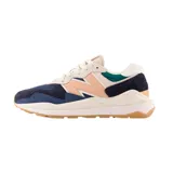 Championes New Balance modelo 574, con capellada de gamuza y tela de color azul marino, celeste, beige y rosa.