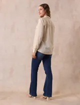 Camisa a rayas verticales finas color beige y blanco, marca Alex & Jordan. Tiene cuello con solapa, abertura central con botones y bolsillo aplicado en el pecho.