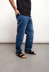 Pantalón de jean azul de corte recto.
