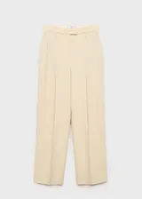 Conjunto color crema compuesto por un blazer de doble botonadura con solapas de muesca y bolsillos de parche, y un pantalón de corte wide leg con pinzas y cierre oculto.
